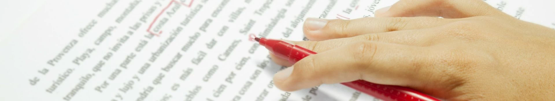 czerwony długopis w dłoni