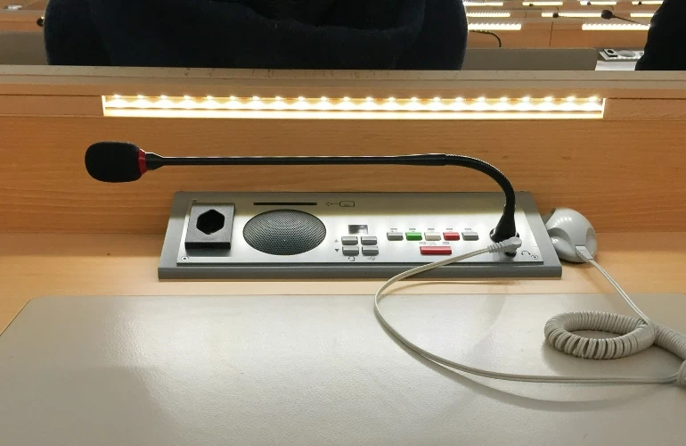 mikrofon na biurku